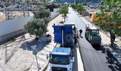 Yunusemre Emlakdere’de 2 kilometrelik yol sıcak asfaltla yenilendi