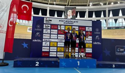 Akhisarlı genç bisikletçiler Konya'dan madalyalarla döndü