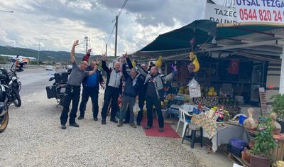 Polonyalı turistlerin mola yeri Sarıgöl'deki üzüm tezgahı oldu