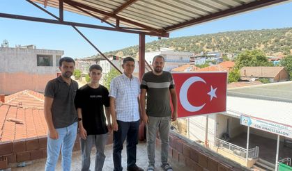 Seçimi kazanan muhtar ilk maaşıyla Türk Bayrağı yaptırdı