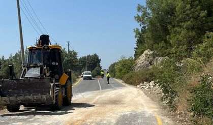 Gördes’te toprak kayması sonucu trafiğe kapatılan yol ulaşıma açıldı