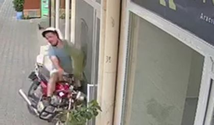 Motosiklet iş yerine girdi, kask hayat kurtardı