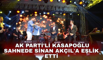 AK Parti'li Kasapoğlu sahnede Sinan Akçıl'a eşlik etti