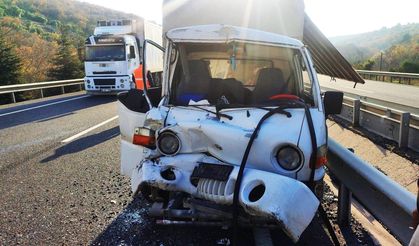 Manisa'da kamyonet ile tır birbirine girdi, 1 yaralı