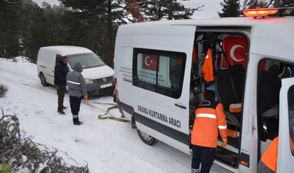 Demirci’de kar nedeniyle yolda mahsur kalan 3 avcı kurtarıldı