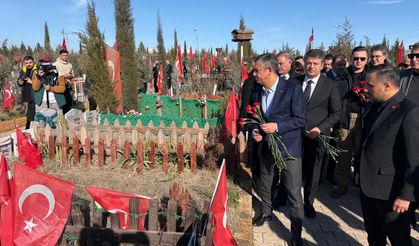 Özgür Özel deprem şehitliğini ziyaret etti