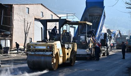Manisa Büyükşehir kendi asfaltını yollarda kullanmaya başladı