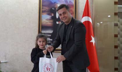 Müdür Öztürk'ten minik satranççı Deniz Erol'a övgü