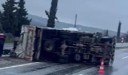 Manisa yolunda portakal yüklü kamyon refüje devrildi