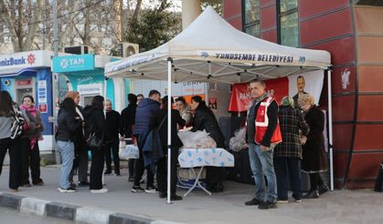 Hastane önünde iftar yemeği dağıtıldı