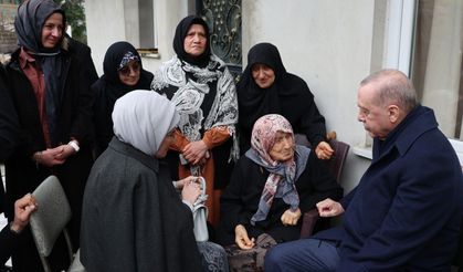 Cumhurbaşkanı Erdoğan, memleketi Rize’de komşuları ile bayramlaştı