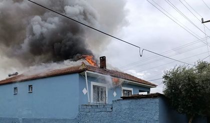 Alaşehir’de korkutan ev yangını