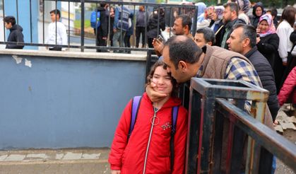 Saldırının gerçekleştiği okulun velileri çocuklarını öperek okula yolladı