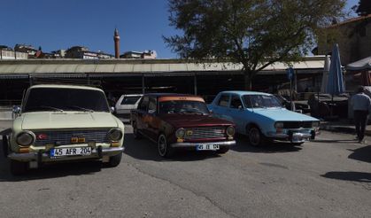 Demirci’de klasik otomobil rüzgarı