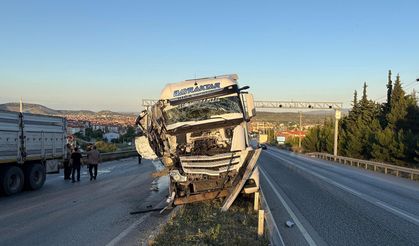 Tır başka bir tıra arkadan çarptı, yol trafiğe kapandı