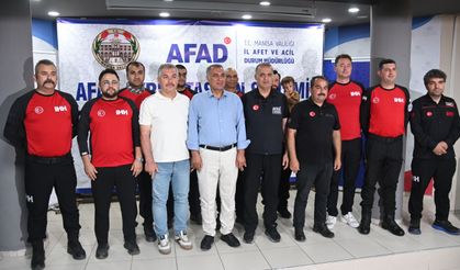 Manisa'da afet kahramanlarına akreditasyon arması takıldı