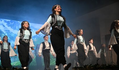 Halk dansları gala gecesi büyüledi