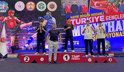Manisalı muaythaiciler Türkiye kürsüsüne çıktı