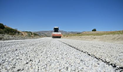 Selendi’de 26 yıl sonra ilk kez asfalt