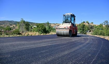 Manisa Büyükşehir, Sarıgöl’de 6 kilometrelik yolu sıcak asfaltla buluşturuyor