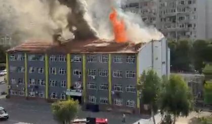 İzmir'de okul çatısında korkutan yangın
