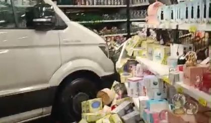 Mağazaya servis aracı daldı: Müşteriler neye uğradığını şaşırdı