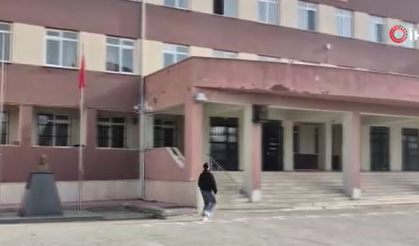 Sınava geç kaldı, öfkesini gazeteciden çıkardı!