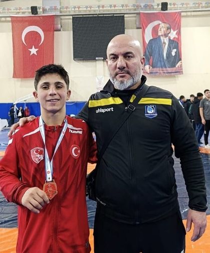 Kendinden iki yaş büyüklerle mücadele edip zirveye çıktı