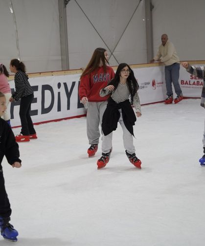 Manisa'da 5 bin öğrenci buz pistinde eğlendi