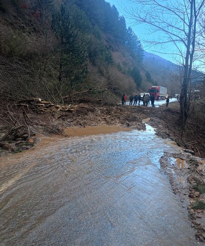 Ödemiş-Salihli yolunda heyelan