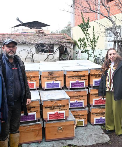 Kovanları sele kapılan Salihlili arıcıya, büyükşehirden destek