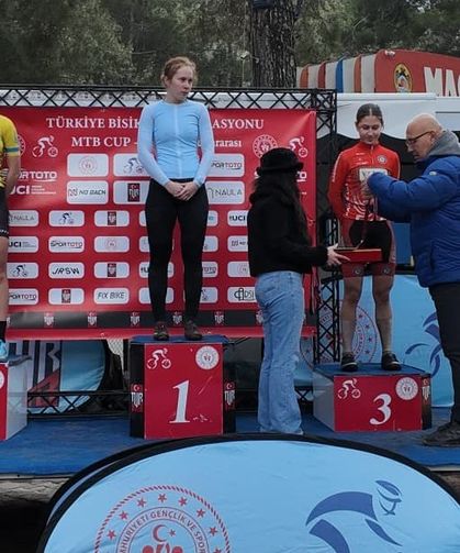 Akhisarlı bisikletçilerden Alanya'da çifte başarı