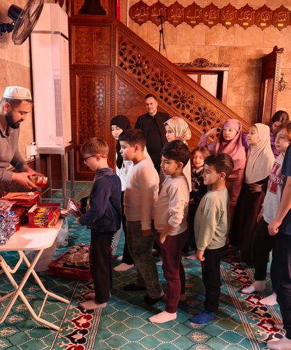 Manisa'da teravih sonrası çocuklara sürpriz