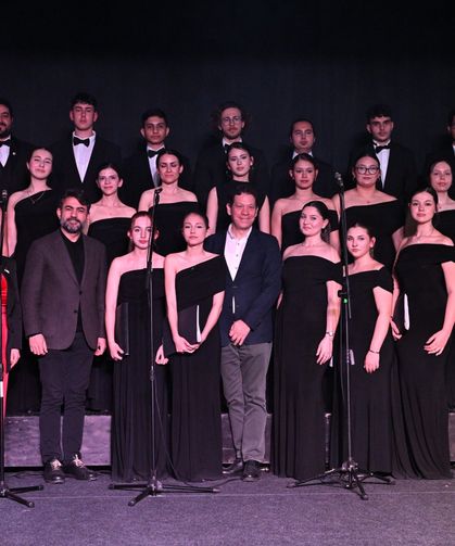 Çok sesli gençlik ve çocuk korosu sanatseverlerle buluştu