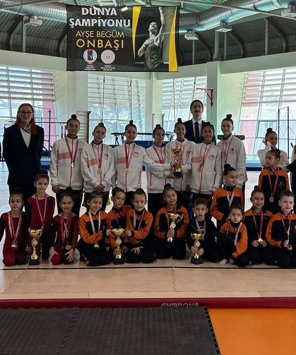 Minik cimnastikçilerden Özay Gönlüm'e vefa