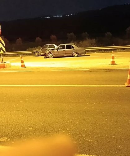 Manisa-Denizli yolunda iki otomobil kavşakta çarpıştı; 1 yaralı
