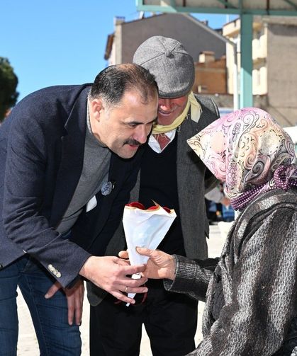 Başkan Kara’dan emekçi kadınlara ve sağlık çalışanlarına çiçek