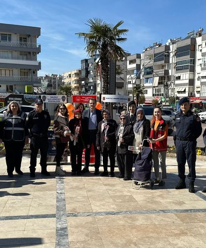 Salihli’de kadına yönelik şiddete karşı bilgilendirme stantları kuruldu