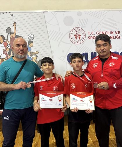 Yunusemreli yıldız güreşçilerden iki bronz madalya
