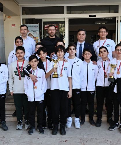 İl Müdürü Yunus Öztürk, su topu sporcularını tebrik etti