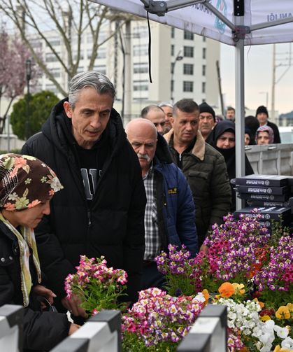 Manisa Büyükşehir Belediyesi, mezarlık ziyaretlerinde vatandaşların yanında oldu