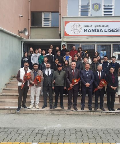 Şehit yakınları ve gaziler Manisa Lisesi'nde gençlerle buluştu