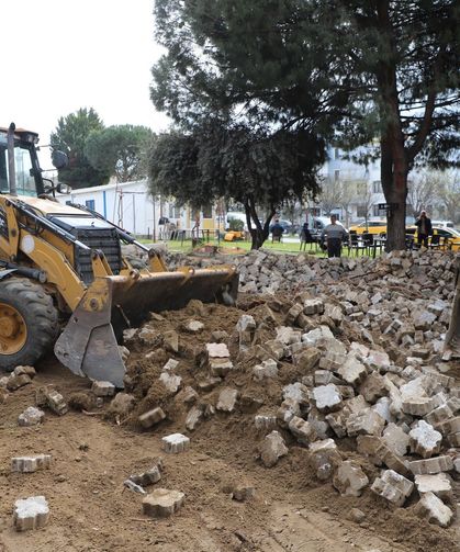 Turgutlu Belediyesi Fen İşleri ekiplerinden eş zamanlı çalışma