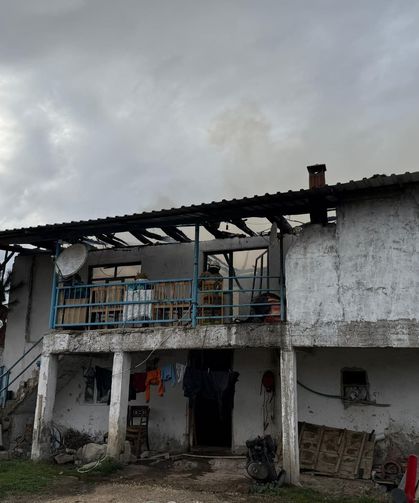 Selendi’de 2 katlı ev yangında kül oldu