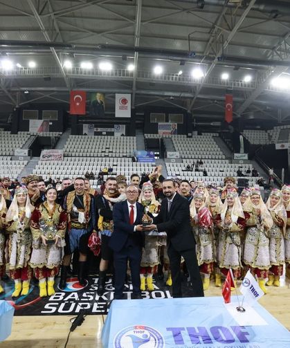 Halk oyunları yarışmasına Manisa Büyükşehir Belediyespor damga vurdu