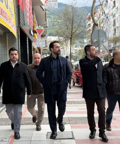 Mücahit Arınç Manisa halkıyla sokaklarda dolaştı