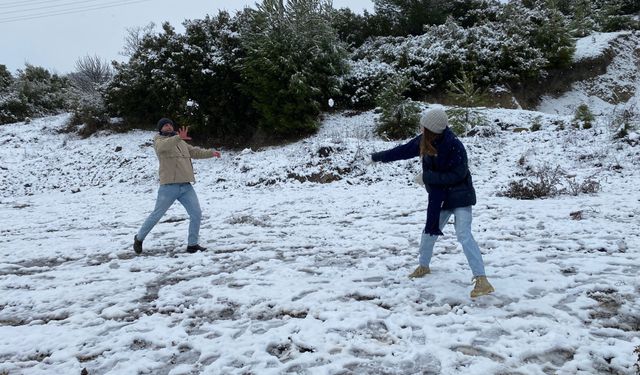 İzmir'in yüksek kesimleri beyaza büründü