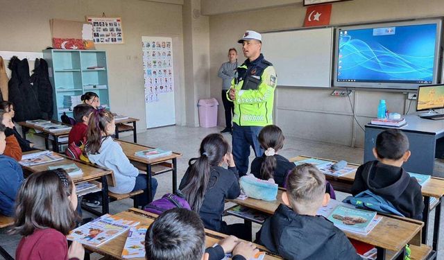 Kula’da Jandarma trafik timlerinden öğrencilere ve servis şoförlerine trafik eğitimi