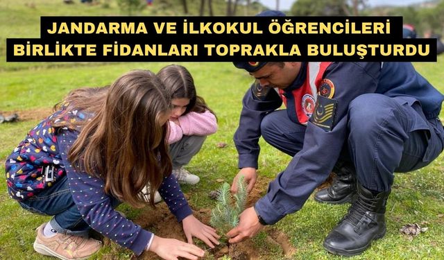 Jandarma ve ilkokul öğrencileri birlikte fidanları toprakla buluşturdu