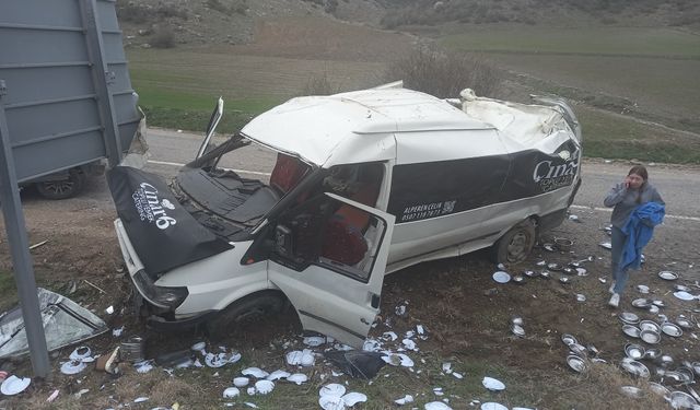 Devrilen minibüste 3 kişi yaralandı
